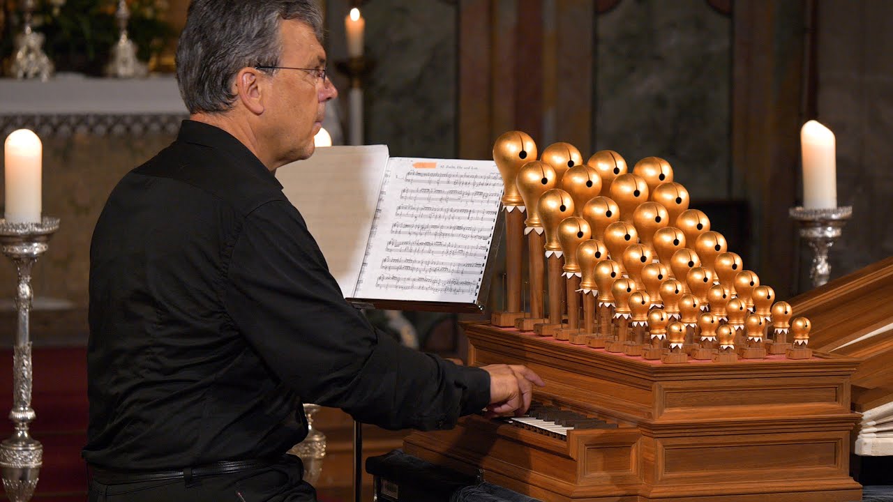 Peter Waldner am Apfelregal