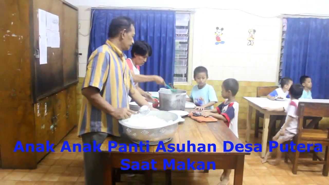 Anak Panti Asuhan Desa Putera Saat Makan