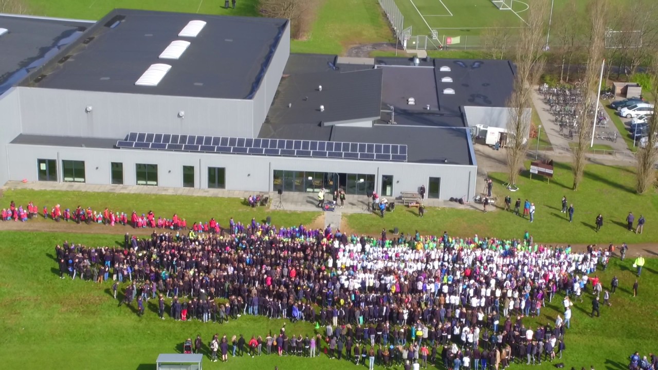 B&oslash;rnerekord i high fives p&aring; 5 minutter - Bev&aelig;gelse i F&aelig;llesskab 2016 i Galten-Skovby set fra dronen