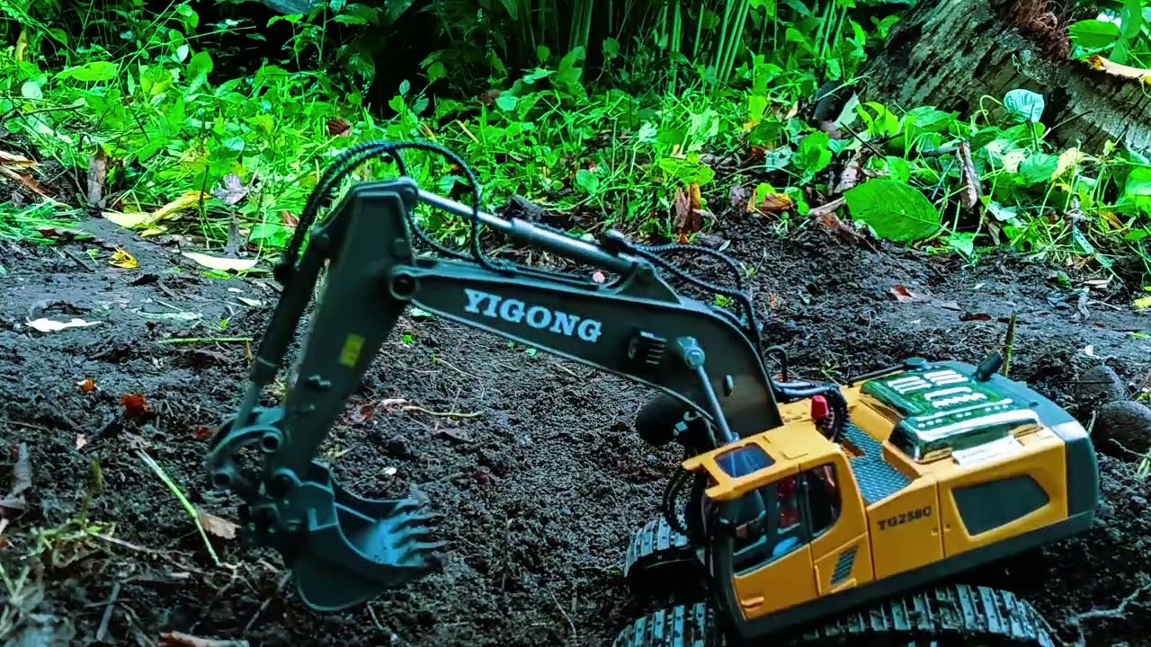RC Excavator Mengerjakan Parit Saluran Air