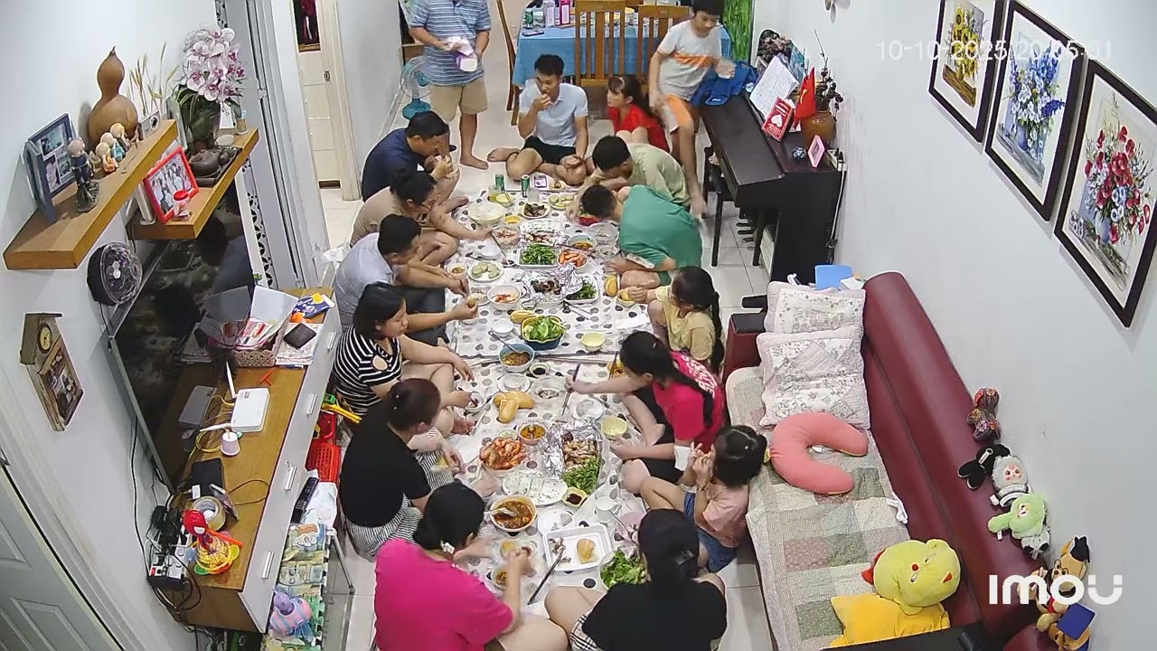 Thi thoảng hội họp gia đình bên mâm cơm tối. 10/10/2025
