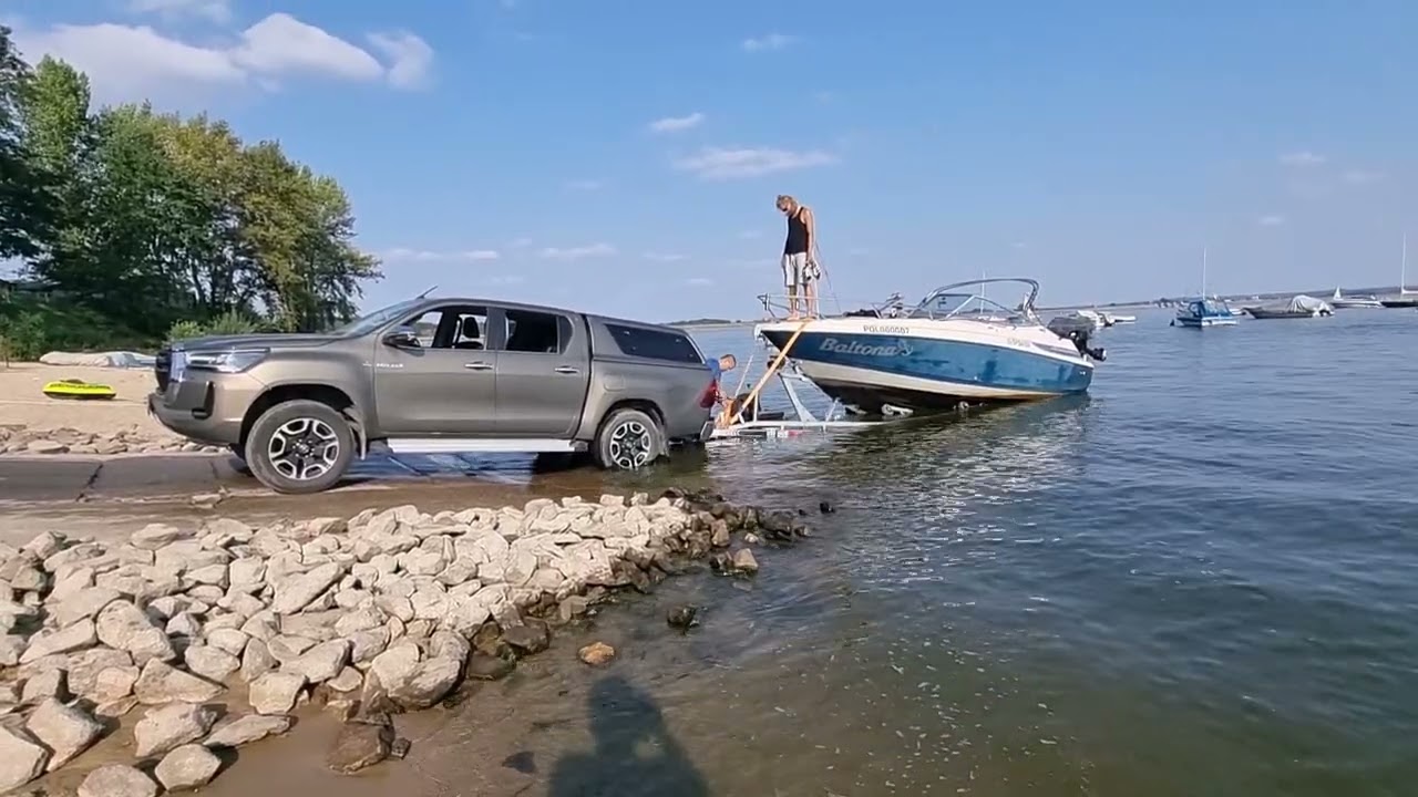 Wyciąganie motorówki Maxum na slipie - Toyotą Hilux z przyczepą Lorries S222 PP30-8025