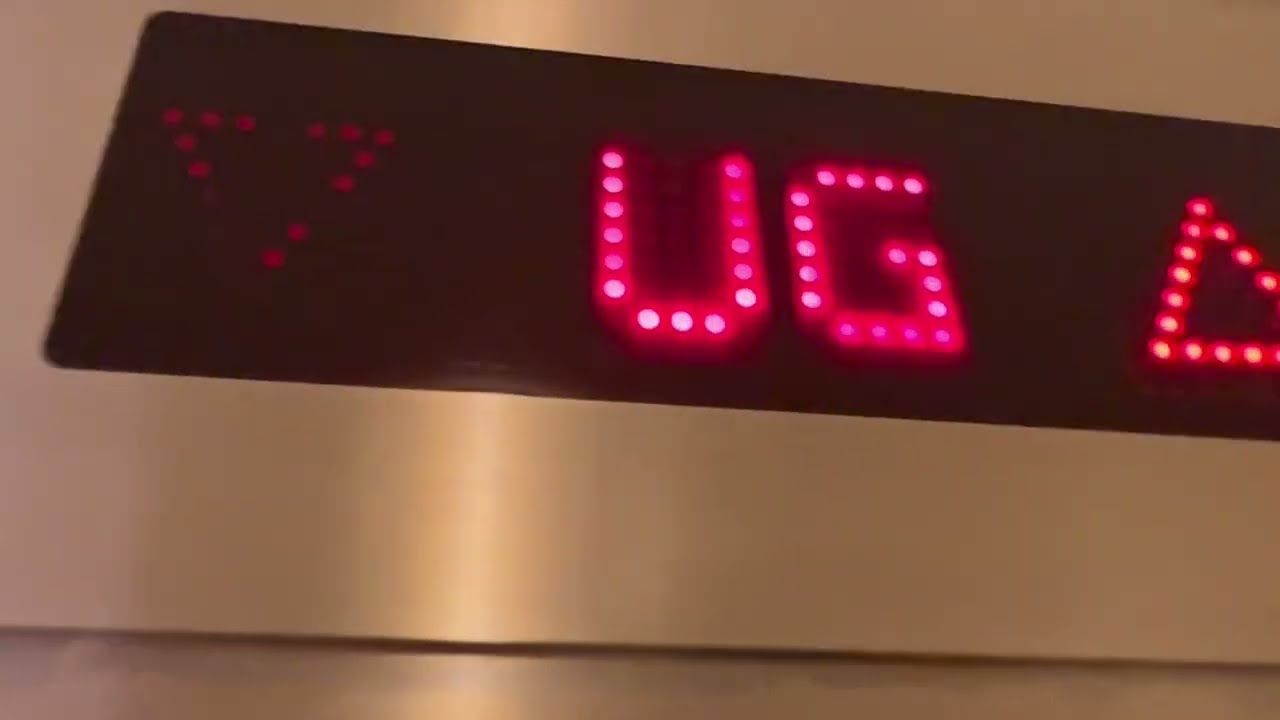 2004 ThyssenKrupp Aufzug in einem Ettlinger Tor Einkaufszentrum in Karlsruhe