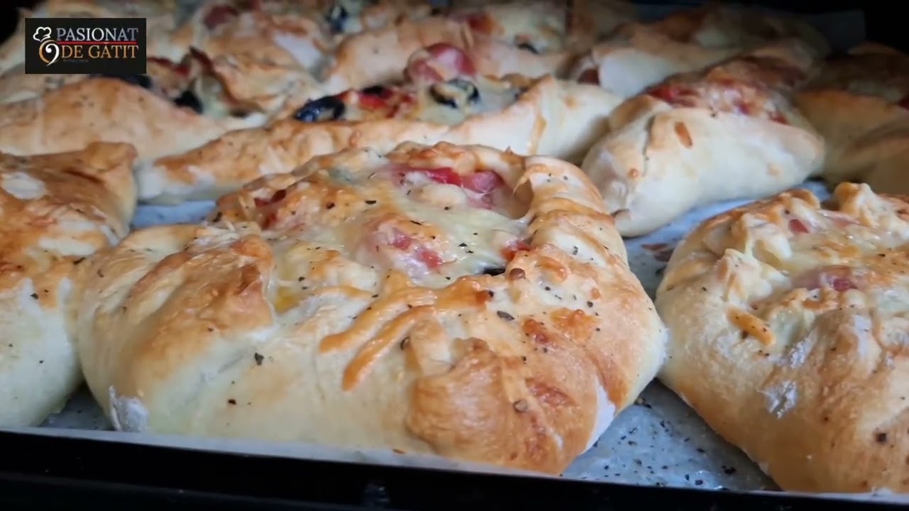 Mini pizza cu crenvurști, mozzarella, măsline, ceapă și ardei kapia
