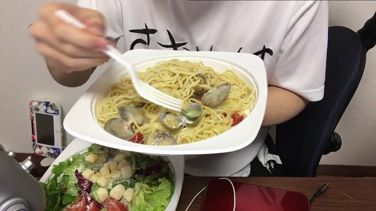 雨の日に出前のパスタを頼む男。