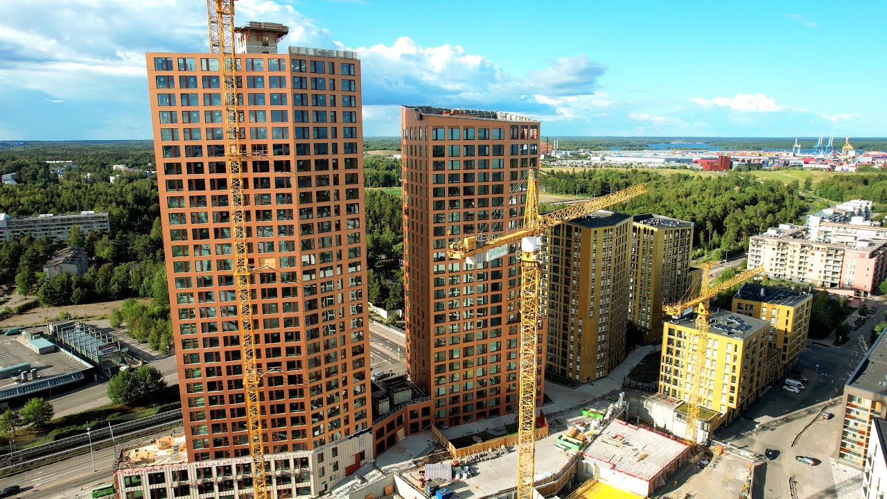 Helsinki Vuosaari Constr. of Atlas 120m and Hyperion 85m Towers, Cirrus 88m (Zoom 1-2x), July 2023