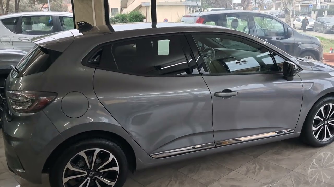 RENAULT CLIO 1.0 BENZINA TECHNO ( ADATTA A NEOPATENTATI)