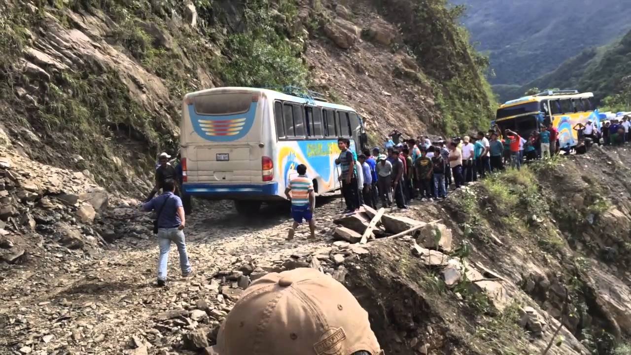 Choferes y pasajeros arriesgan sus vidas habilitando vías en Nor Yungas
