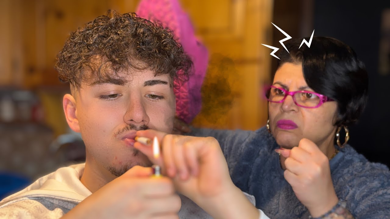 Am inceput sa fumez si m-a prins mama  - (PRANK)