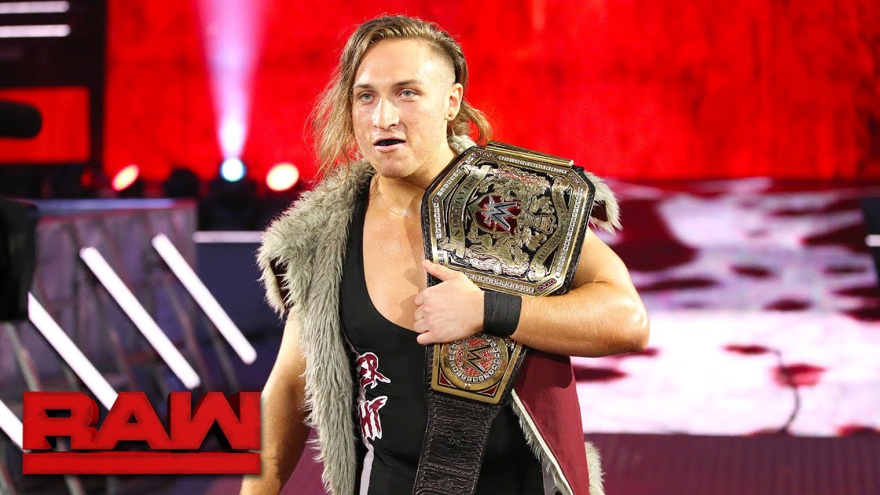 Энцо Аморе получает неприятный сюрприз от чемпиона WWE UK Пита Данна: Raw, 6 ноября 2017 г.