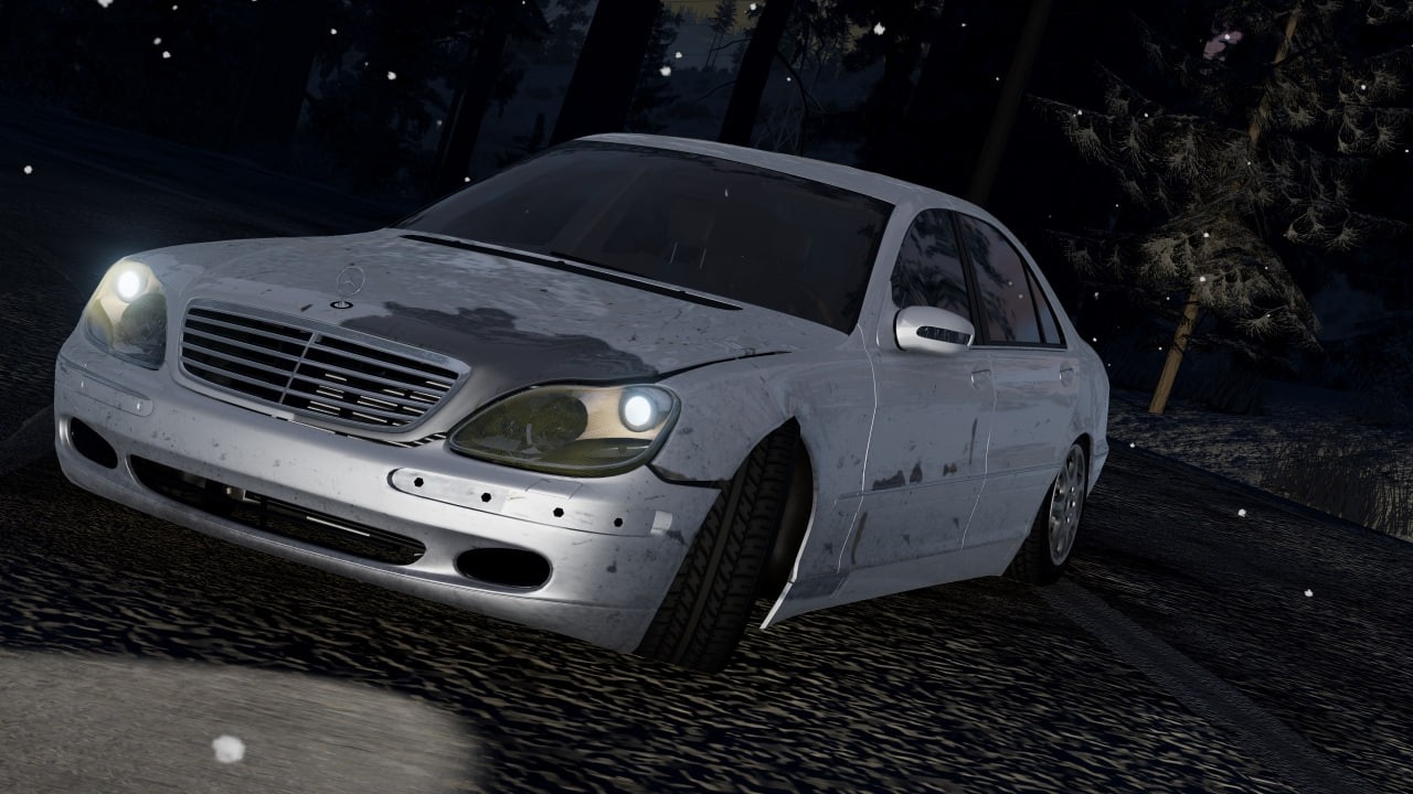 Winter drifting in a wrecked Mercedes-Benz S-Class (W220) in the USA
