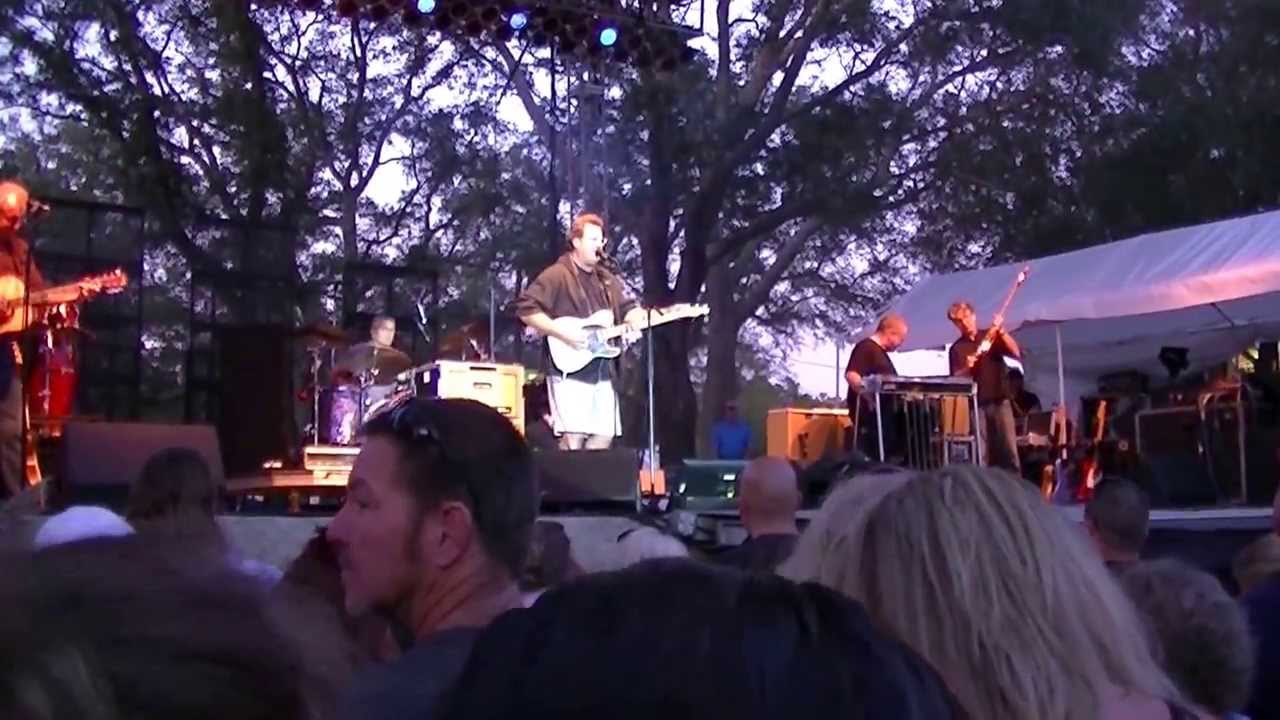 mullet festival vince gill preforming