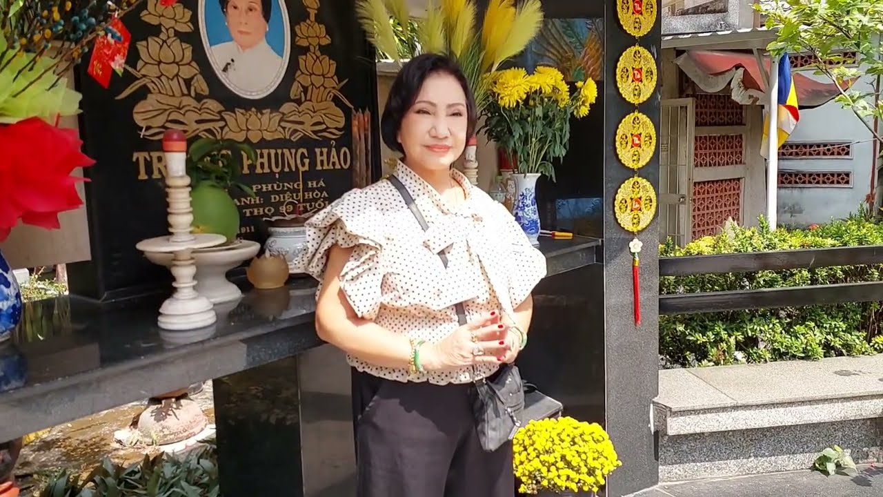 Vợ NSƯT Minh Phụng đến Chùa Nghệ Sĩ thăm m ộ NSND Phùng Há