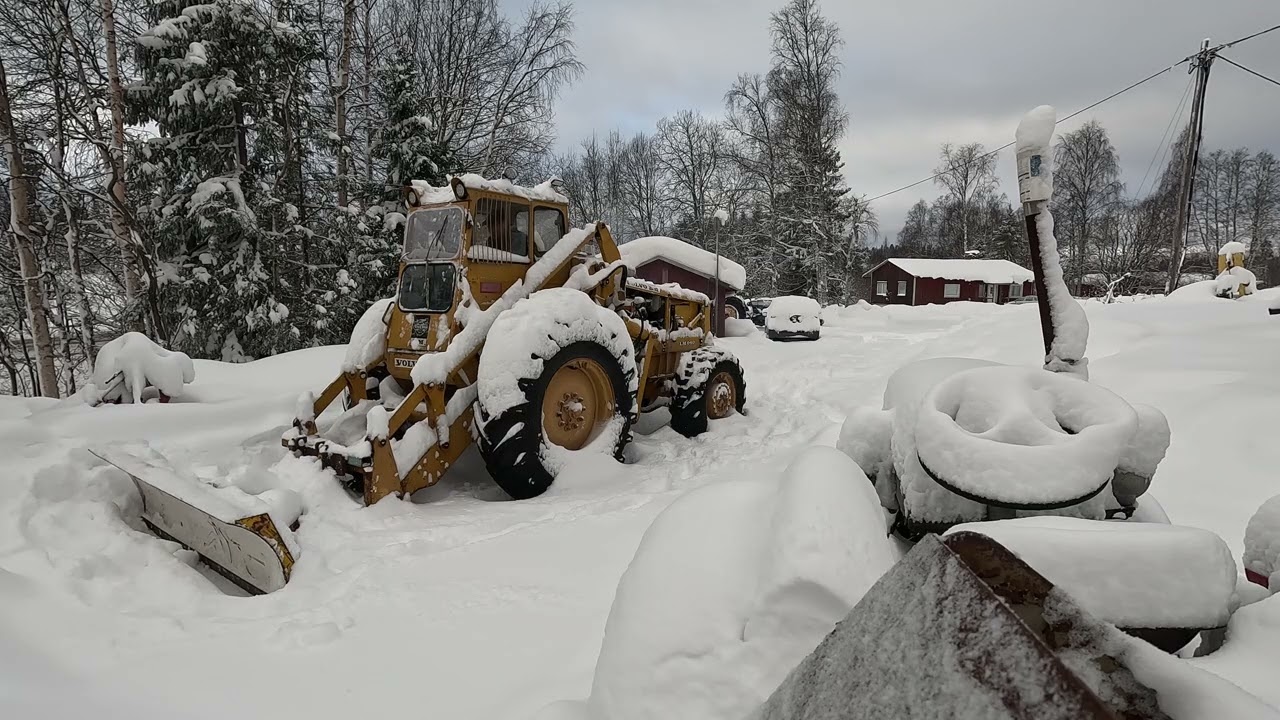 Real cold start, Ford vs Volvo... moving snow