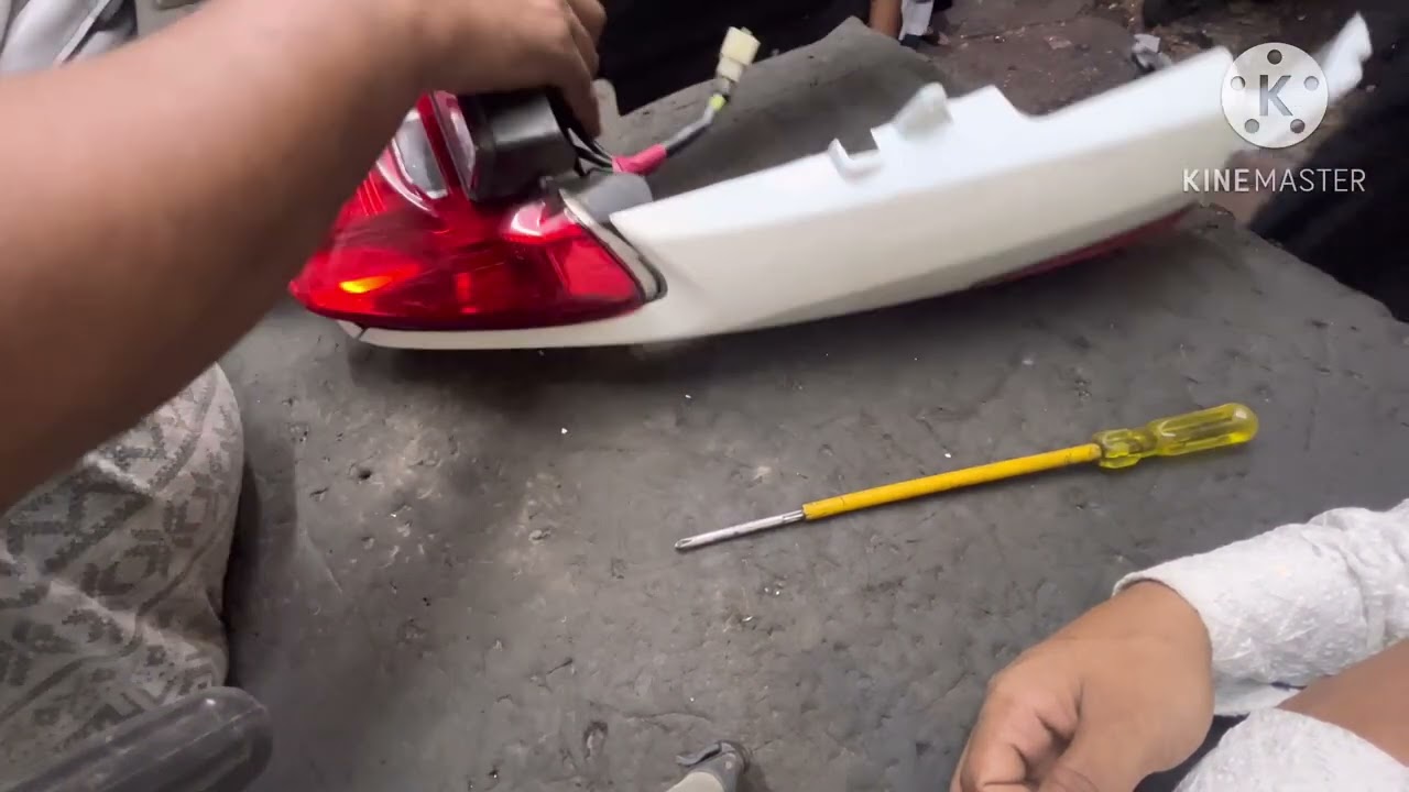 KARIZMA R TAIL PANEL ASSEMBLING