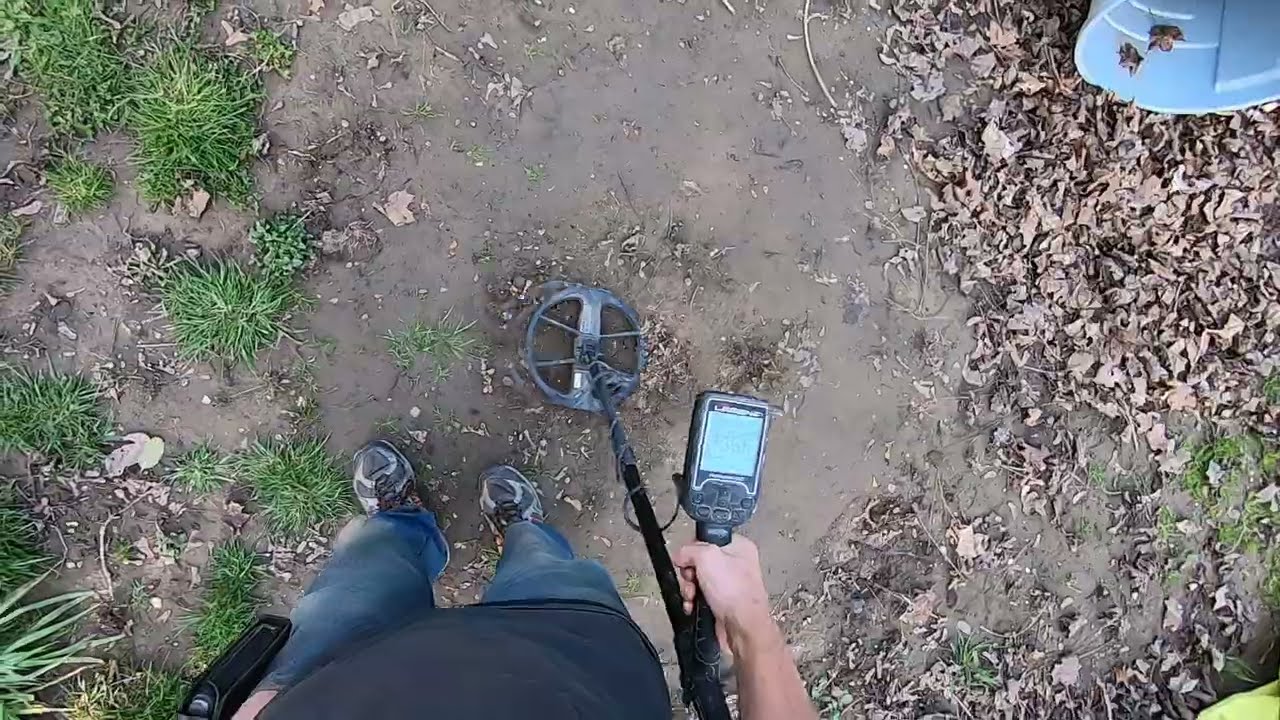 Equinox vs Deus 2 vs Legend vs Anfibio test garden coin in iron and hot soil.