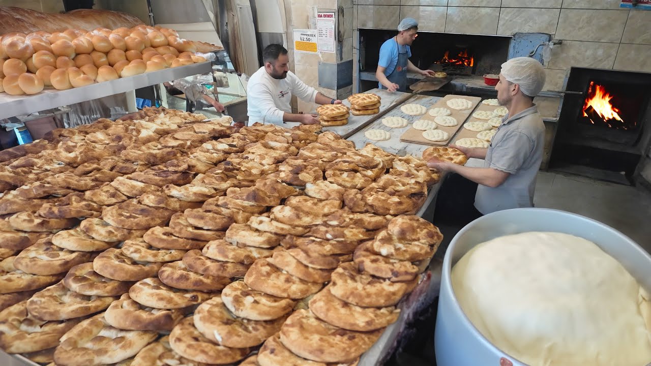 Fresh Out of the Oven! Istanbul's Most Delicious Pide and Turkish Bread!