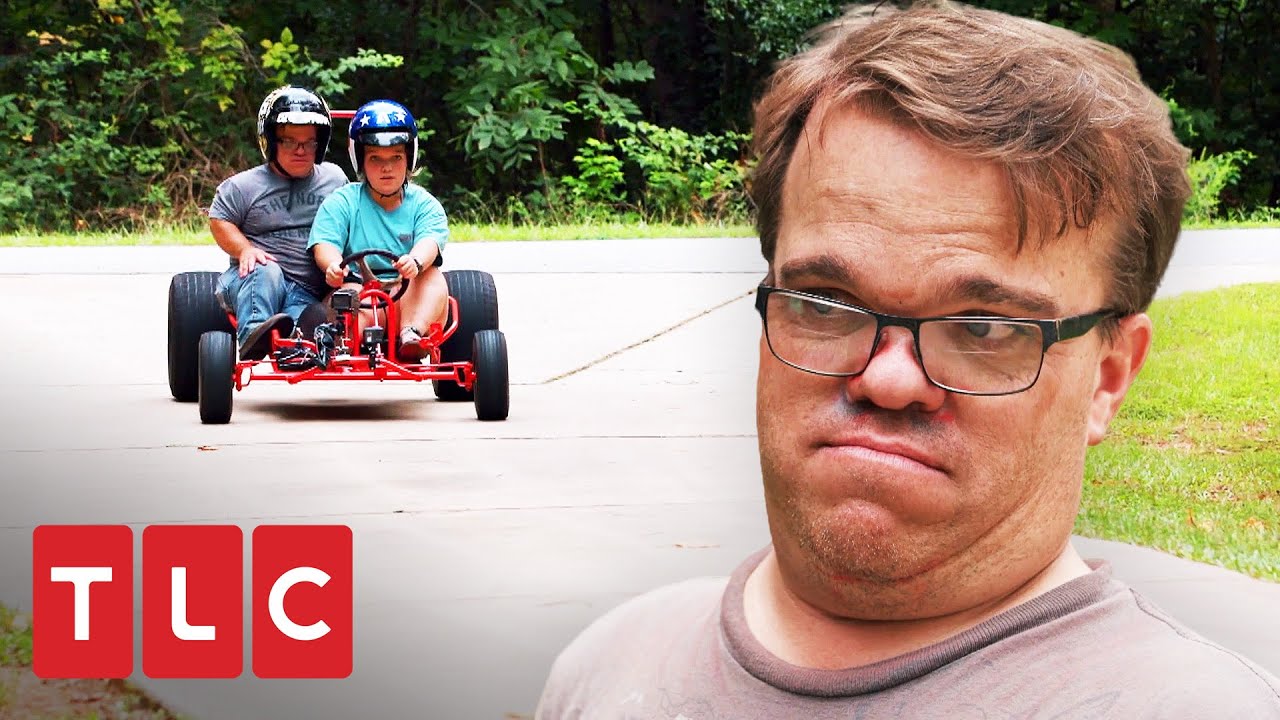 Los Johnston aprenden a manejar un carro Go - Kart | Una gran familia | TLC Latinoamérica
