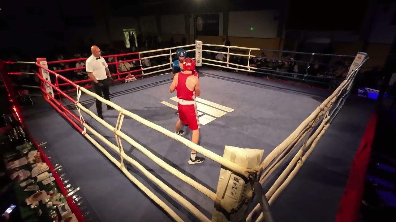 Yevhenii Okhonko (červený) vs. Alan Bobylev (modrý). Galavečer Boxu 2025