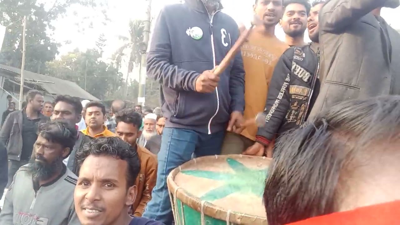 দেখেন এখন ও মানুষ কীভাবে মনের আনন্দ প্রকাশ করে ঢোল বাজনার মাধ্যমে।
