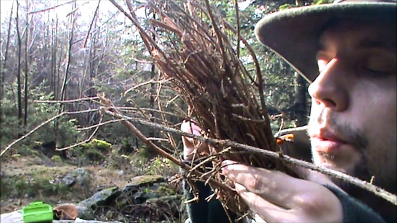 SURVIVAL BUSHCRAFT FEUER MACHEN MIT FUNKENSCHLÄGER UND FEUERSTEIN