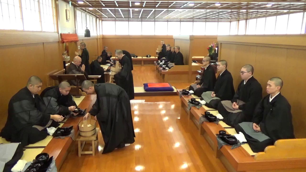 駒澤大学竹友寮坐禅堂飯台（応量器展鉢　中食作法）2018