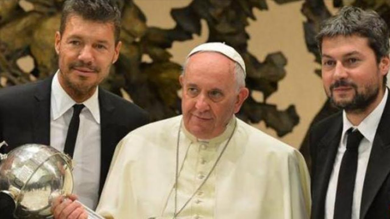 EL PAPA FRANCISCO EN MODO HINCHA DE SAN LORENZO: EL DÍA QUE RECIBIÓ LA COPA LIBERTADORES QUE GANARON