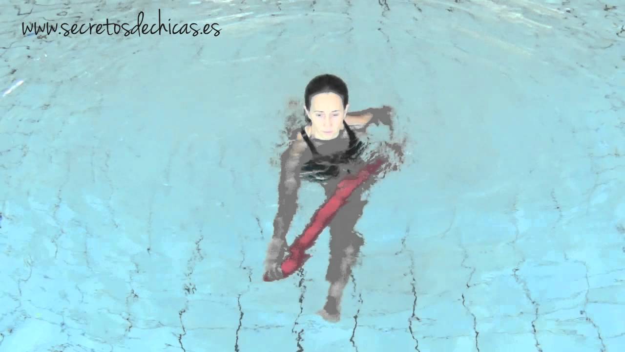 Aquagym: Ejercicios en el agua con el churro acuático