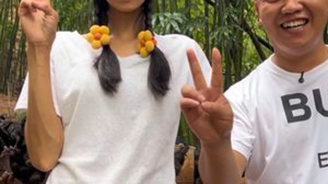 独臂刘美丽用一只手撑起一个家，面对生活的挫折，她却依旧用坚强乐观的态度面对，真的让我既敬佩又感动！独臂刘美丽 #正能量 #记录真实生活 #乡村生活 #感动瞬间