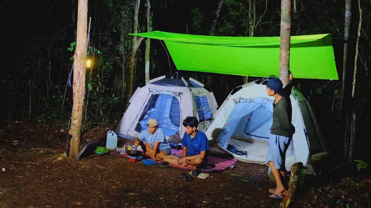 Camping dan bermalam di hutan rimba, makan dan tidur nyenyak di dalam tenda.