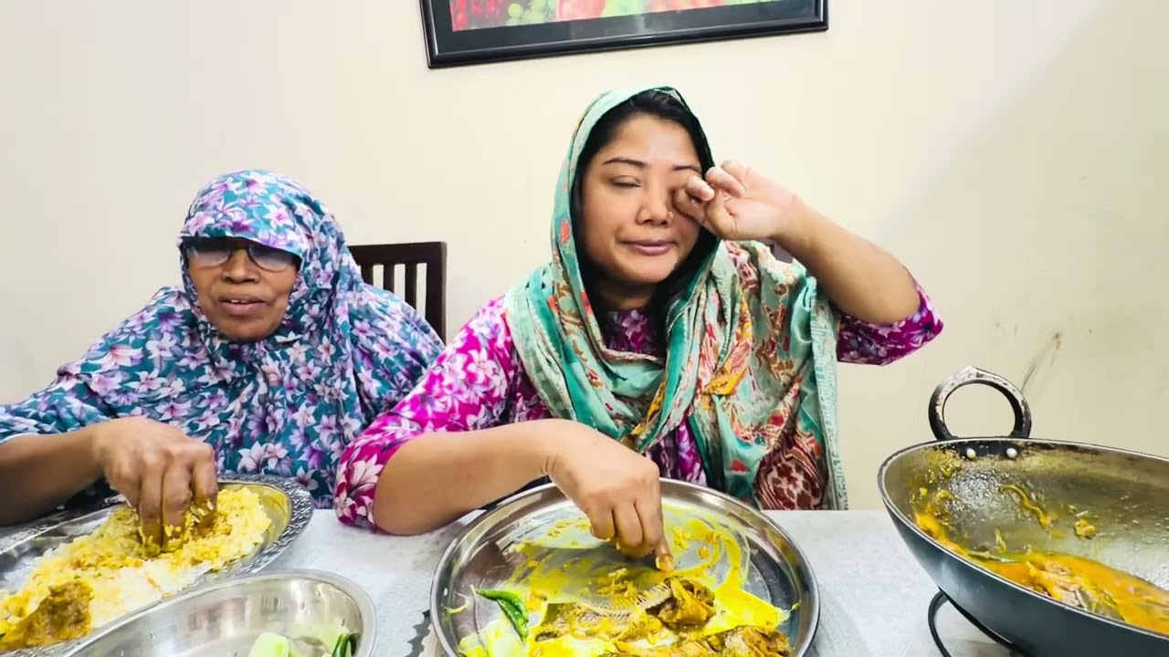 মার লগে বসে ভাত খাইতে যে কি শান্তিআমার মা আমার হাতের গরুর মাংস রান্না খেতে ছেয়ে ছে 