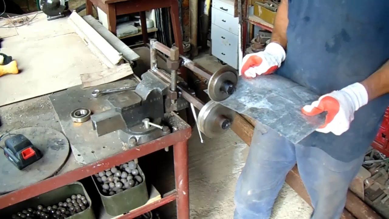 Manual sheet metal grooving tool