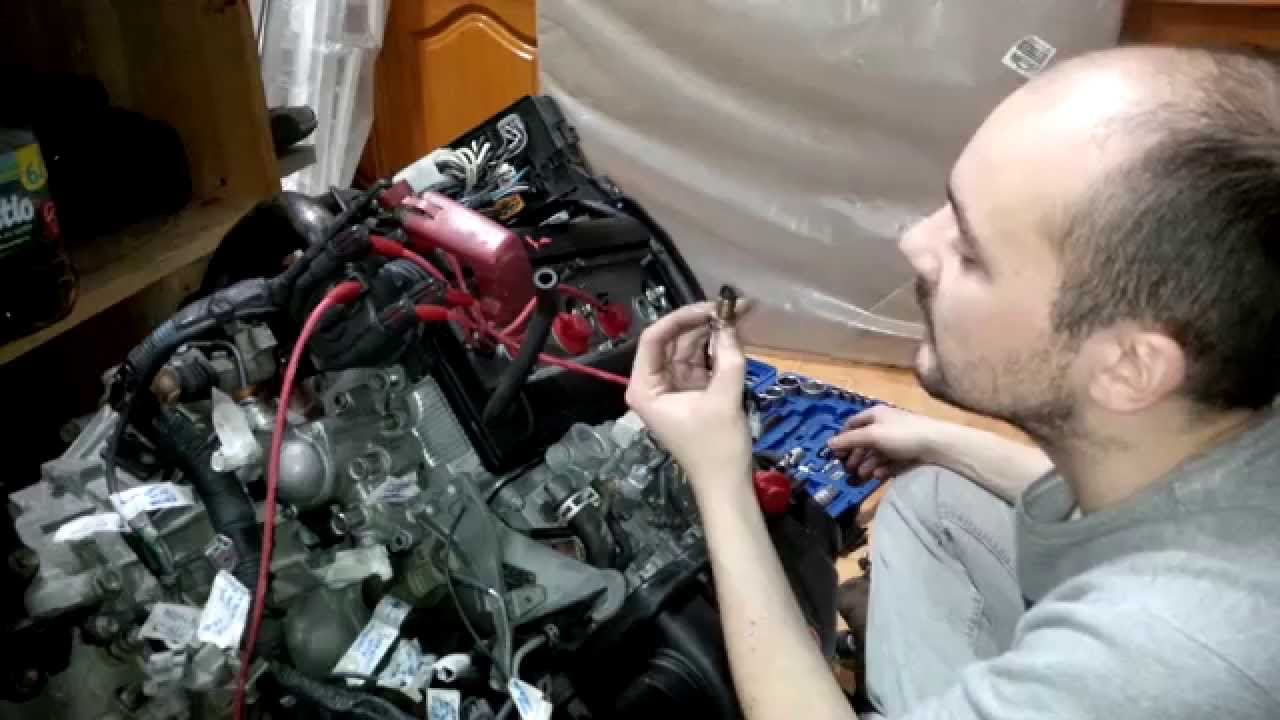 Quick visual inspection of the Toyota 4AGE 20 valve blacktop engine