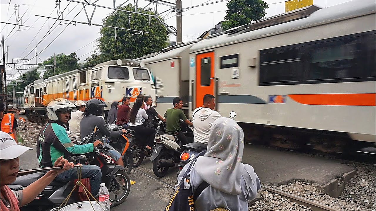 🔴panik kereta sudah dekat, Gang stasiun sentiong auto kereta jalur ngebut