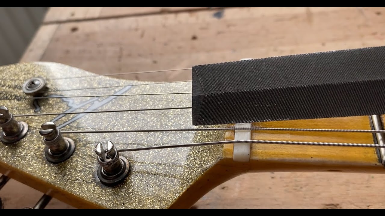 Gitarrensattel mit günstiger Sattelfeile kerben