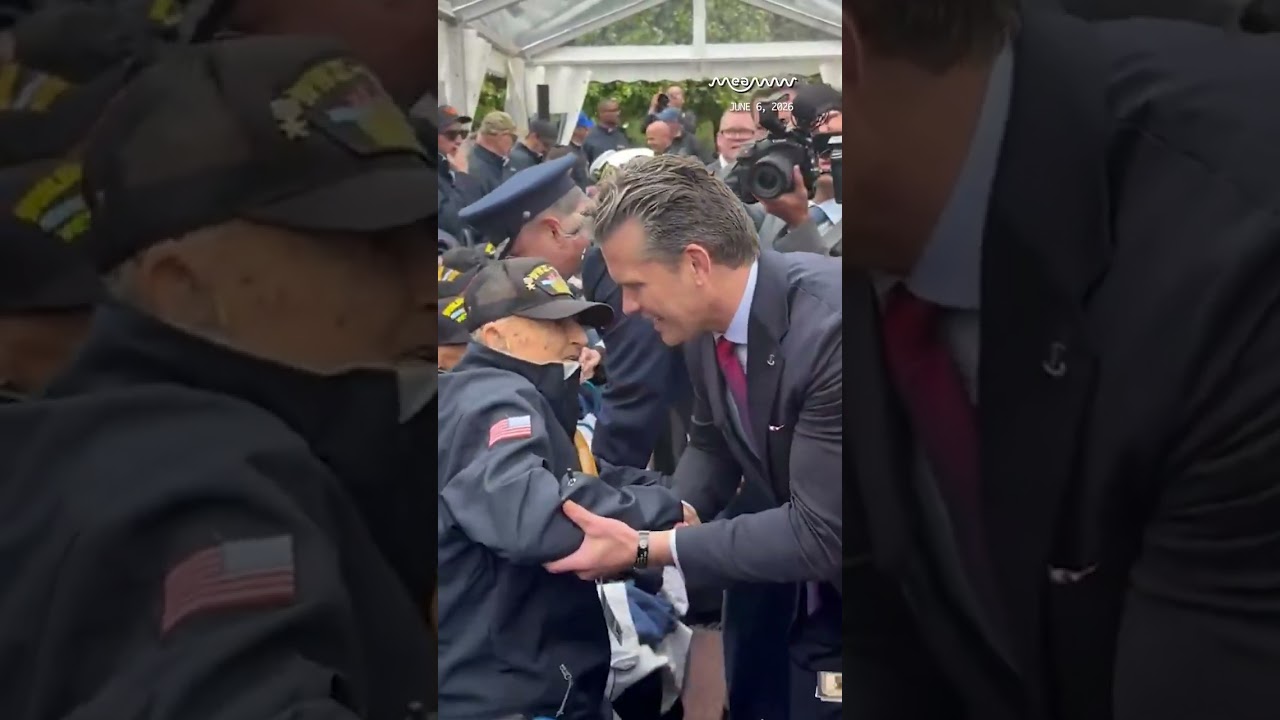 Пит Хегсет прибыл во Францию, чтобы почтить память героев Второй мировой войны на кладбище в Норм...