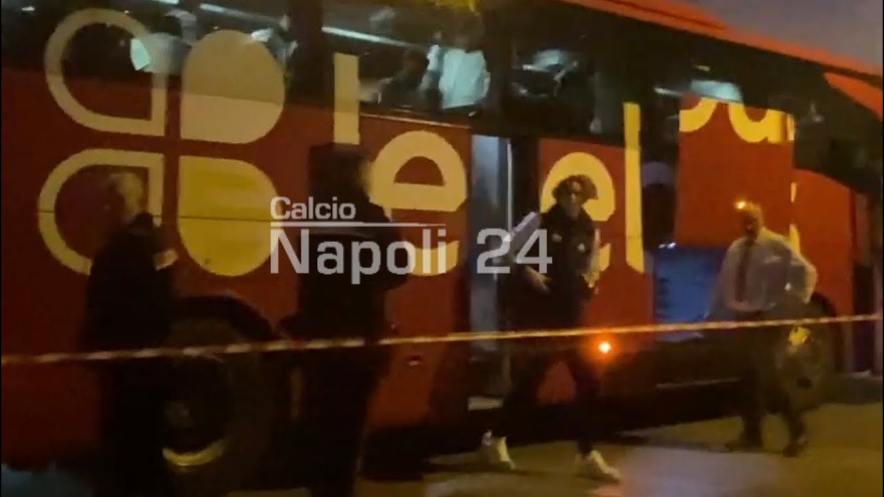 La ROMA arriva a NAPOLI sotto il diluvio: sentite cosa urlano i tifosi 📢🏨