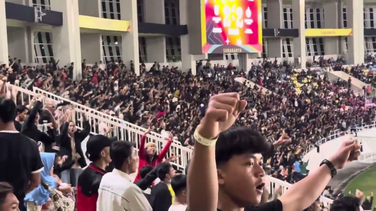 JAKMANIA LADENI PSYWAR SOLO FANS! MOMEN SALING BERBALAS GOL PERSIS vs PERSIJA DI MANAHAN