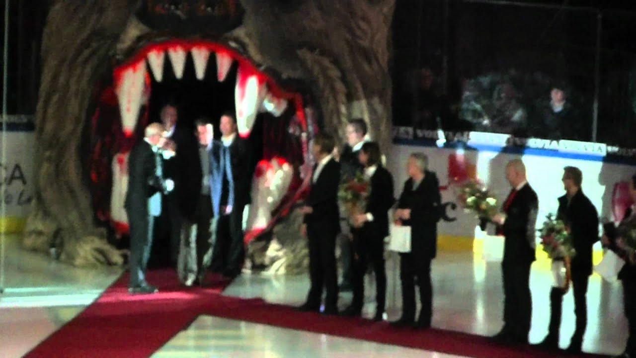 Drömfemman hyllas plus Jarmo Myllys tröja hissas i taket. Luleå 2011-11-23