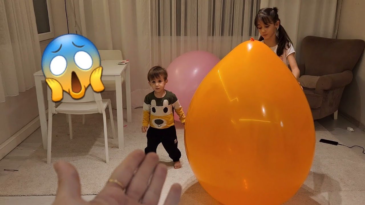 Eylül ve Poyraz Renkli Dev Balonları Şişirdi Yeşil Balon Patladı Çok Korktuk | fun kids video