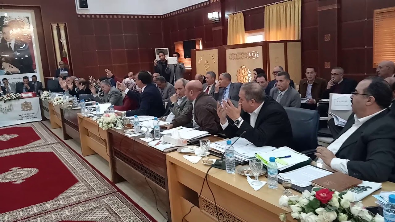 احتجاج أعضاء فريق حزب ال pjd بمجلس جهة بني ملال خنيفرة على حرمان أحد أعضائه من حقه في التدخل