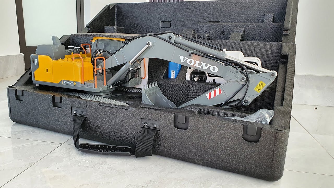 Máy Xúc Điều Khiển Từ Xa Volvo EC160E Múc Cát Ở Mương Nước
