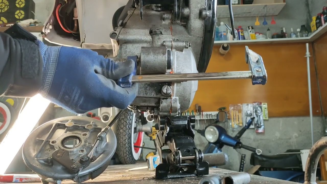 cambio de silenbloc motor-amortiguador Vespa