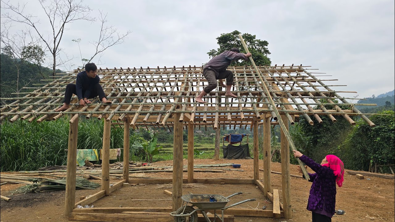 Thanh and the old woman took bamboo poles, and with the help of their uncle, they wove the roof.