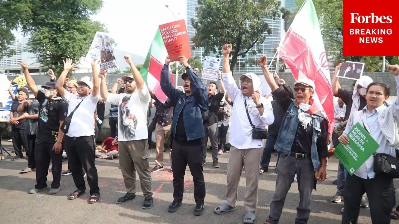 Demonstrators In Indonesia March Toward U.S. Embassy To Protest U.S.-Israeli Strikes On Iran