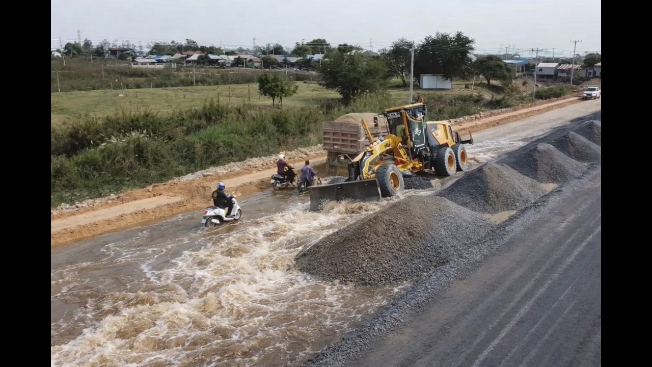 motor grader cearing gravel repair new road