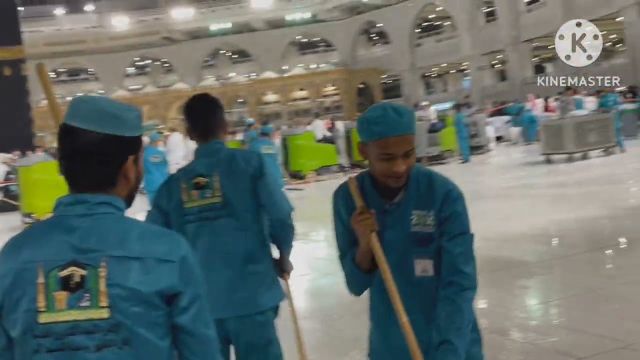فى دقايق قليلة يتم نظافة الحرم المكى ربنا يكرم كل مسلم بزيارةبيته الحرام