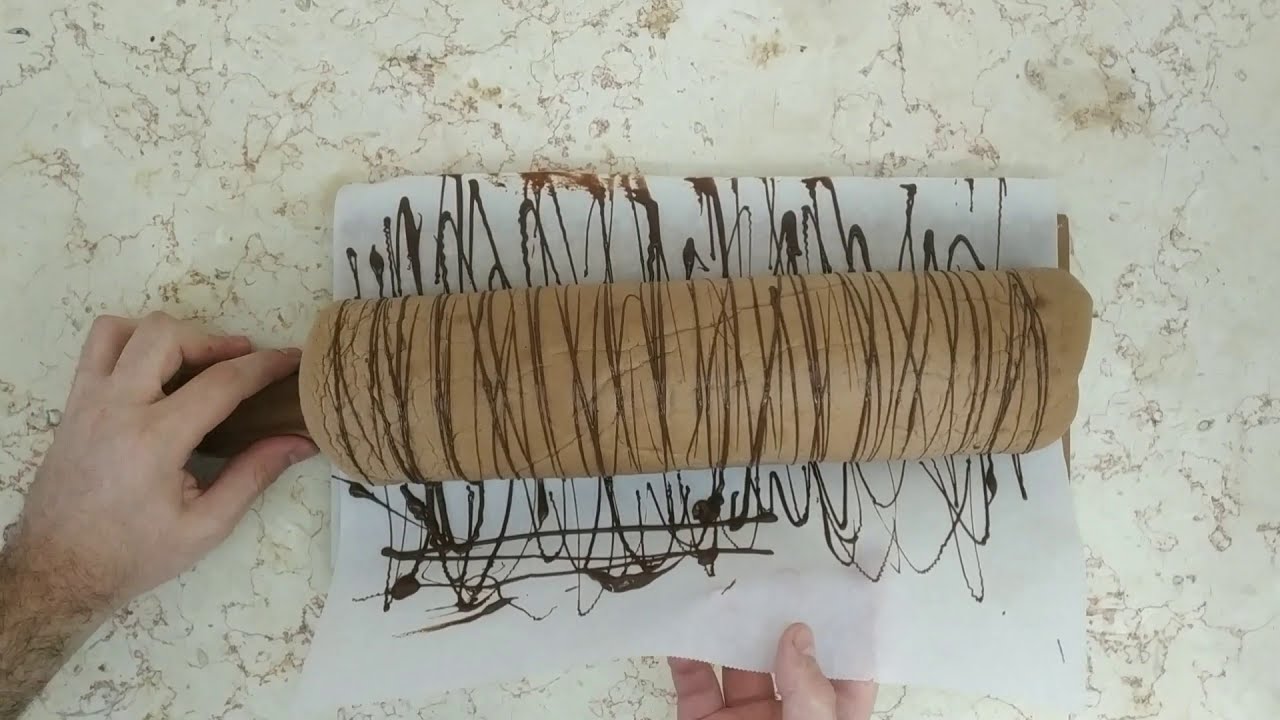 רולדת שוקולד ללא גלוטן.