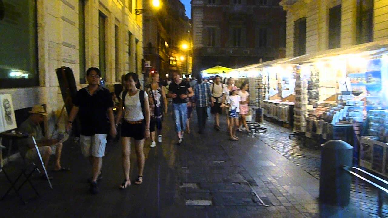 Nascondino  carabinieri-venditori abusivi a Fontana di Trevi=Hiding game carabinieri-illegal sellers