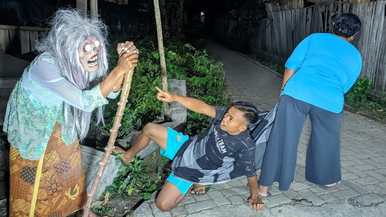 Prank Nenek Gayung Paling Kocak | Sentuh Nenek Auto Kabur | Ghost Prank